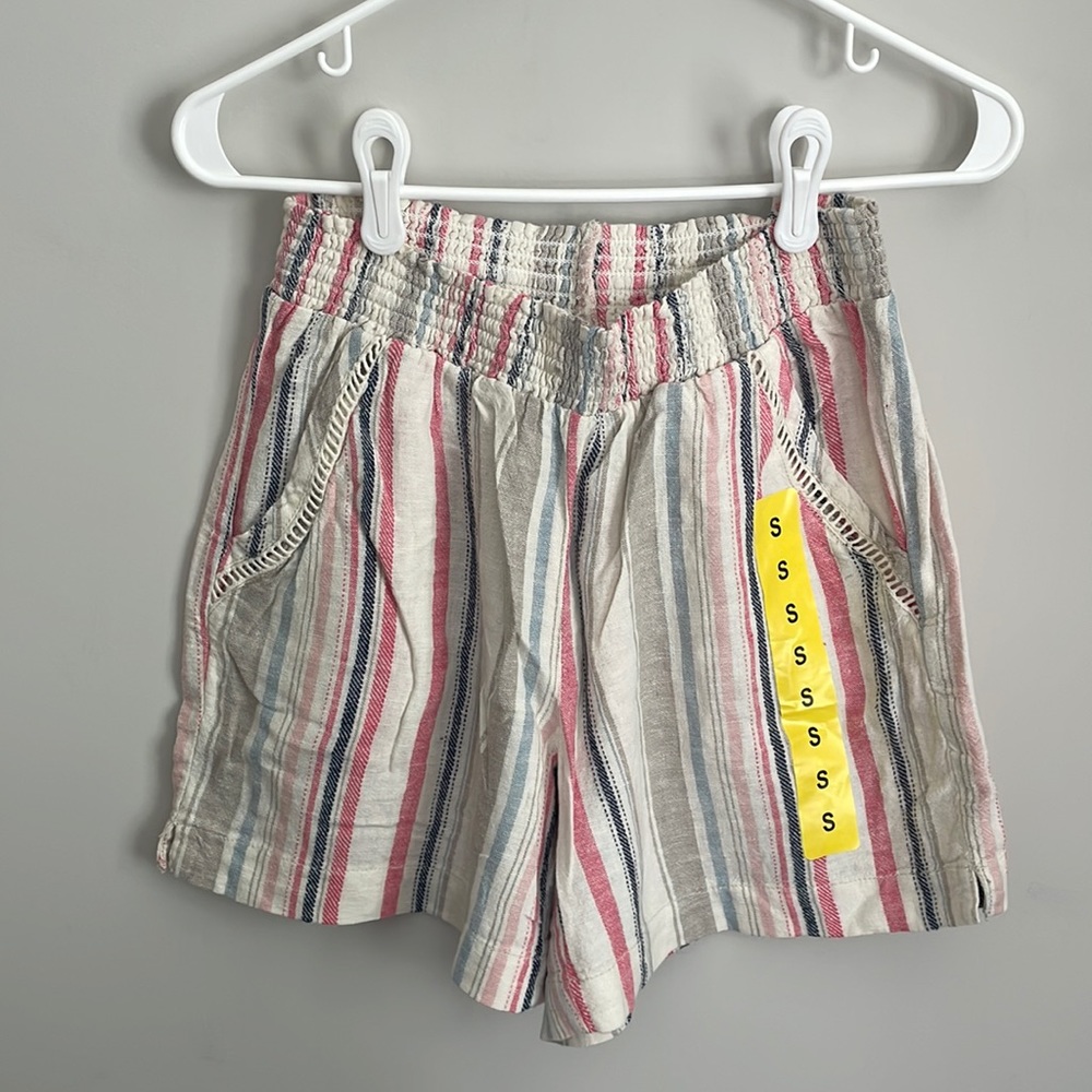 Briggs Women Cream with red-blue-gray stripes-Pull on shorts- 4 pockets-Small